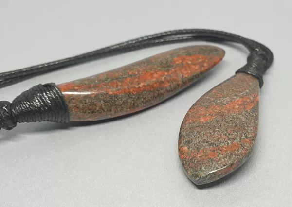 UNAKĪTS (unakite) AR HEMATĪTU (hematite). LATVIJA
