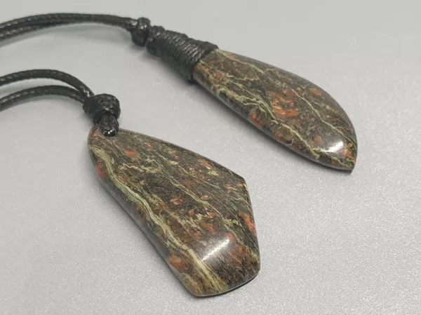 UNAKĪTS (unakite). LATVIJA