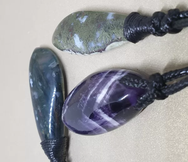 SŪNU AHĀTI (moss agate) UN AMETISTS (amethyst)