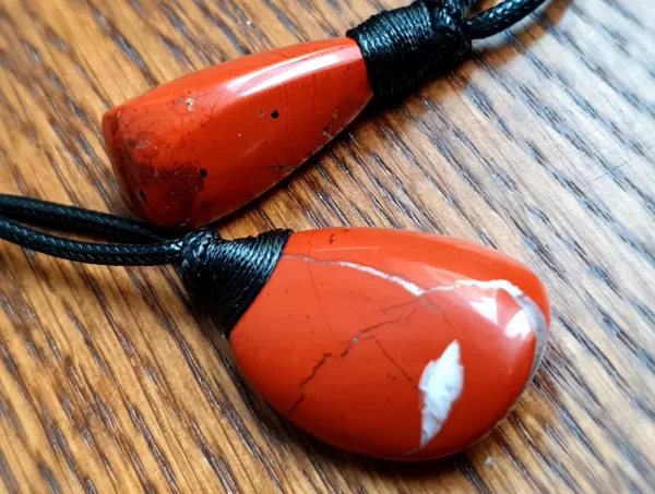 SARKANĀ JAŠMA AR KVARCU (red jasper with quartz). KRIEVIJA