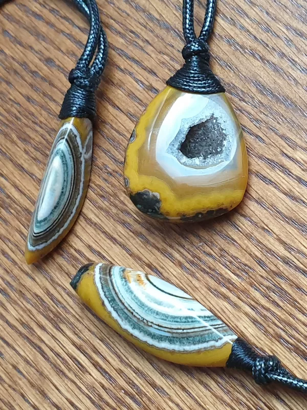 DZELTENAIS AHĀTS AR KVARCA DRŪZU (yellow agate with druzy)
