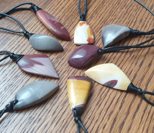MOKAĪTA JAŠMA (mookaite jasper). AUSTRĀLIJA