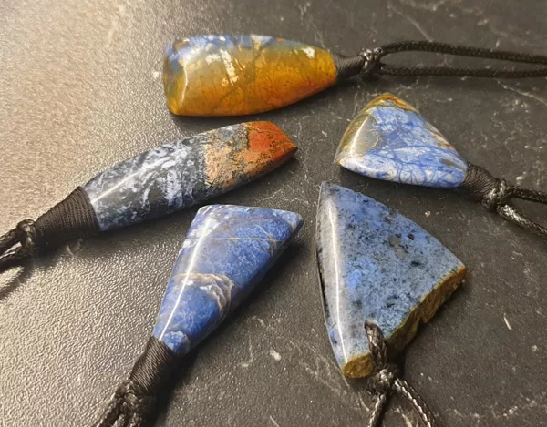DUMORTERĪTS (dumortierite)