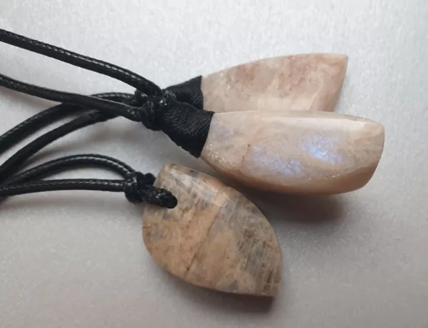MĒNESS AKMENS (moonstone). KRIEVIJA