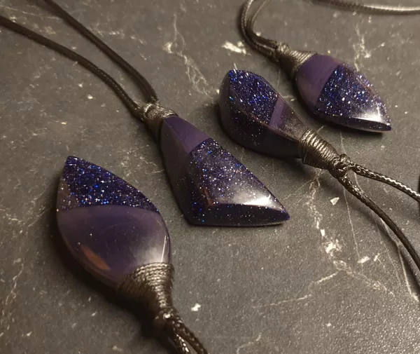 ZILAIS SMILŠAKMENS (blue goldstone). SAULGRIEŽU MEDITĀCIJA